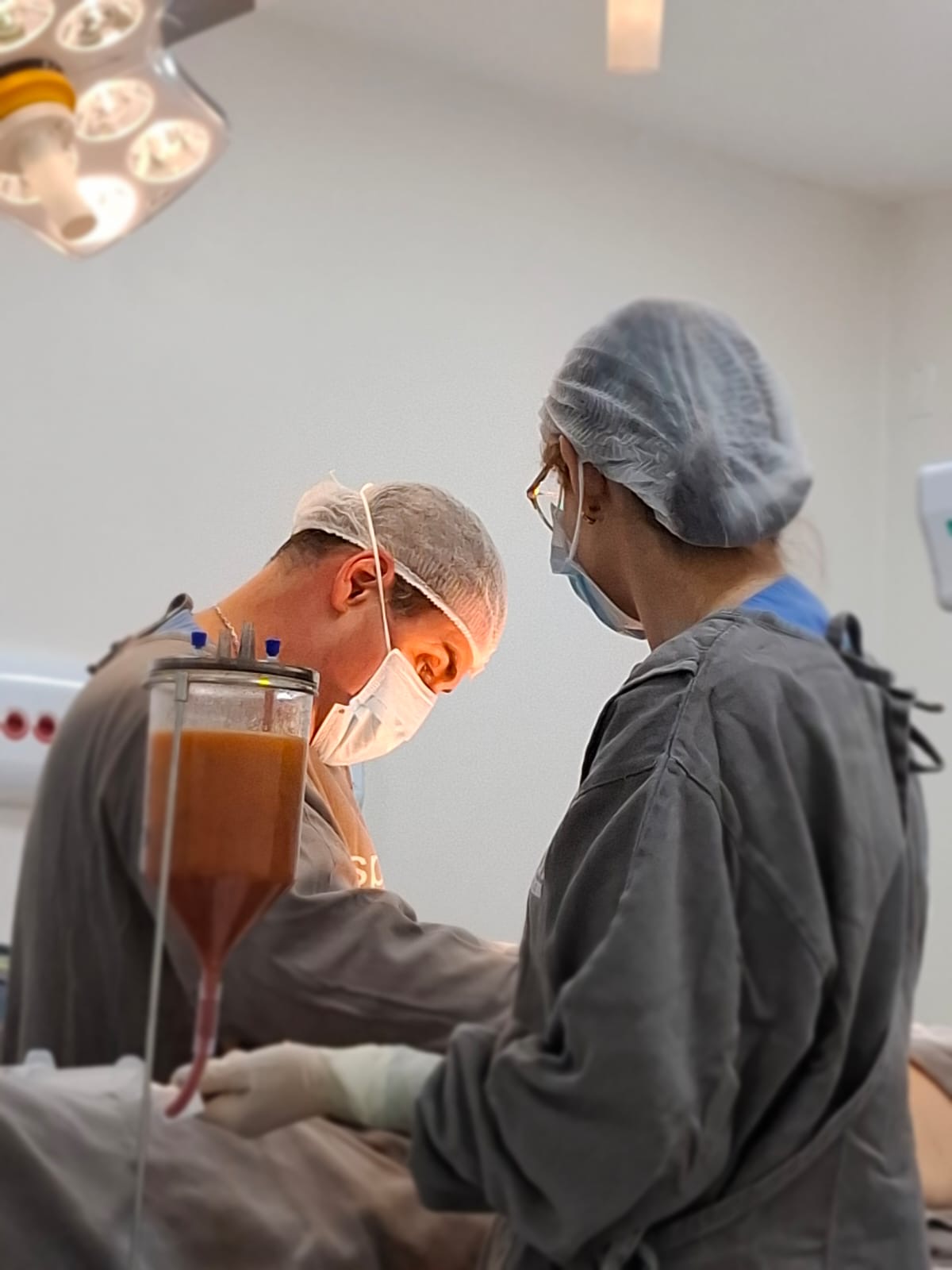 Dr. José Geraldo durante procedimento cirúrgico